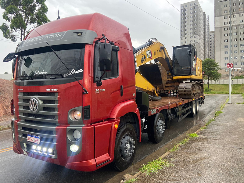 Prancha para transporte de equipamentos pesados (transportando escavadeira 20 toneladas)